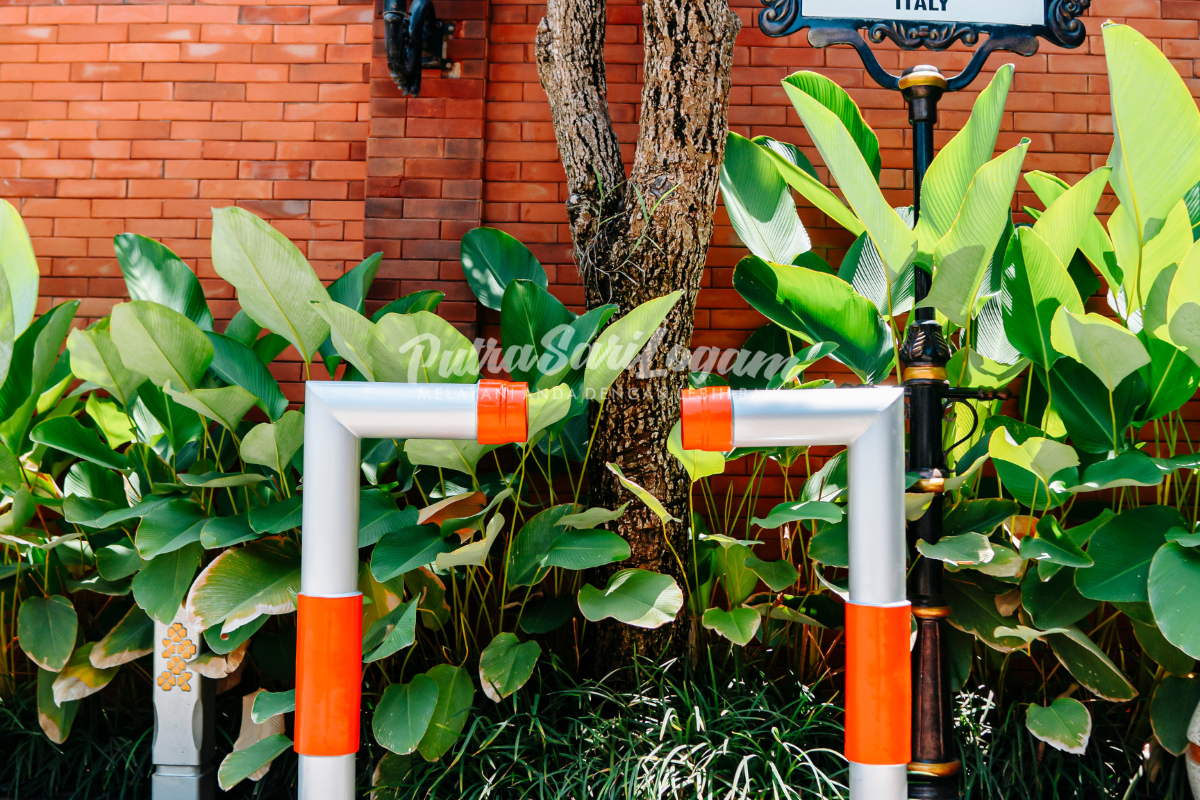 Patok Bollard Difabel di Komplek Griya Serang Asri, Kota Serang