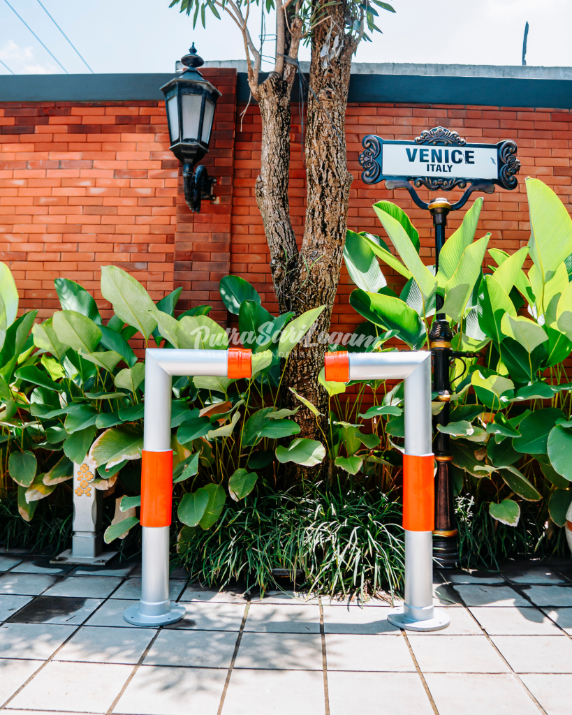 Patok Bollard Difabel di Komplek Griya Serang Asri, Kota Serang